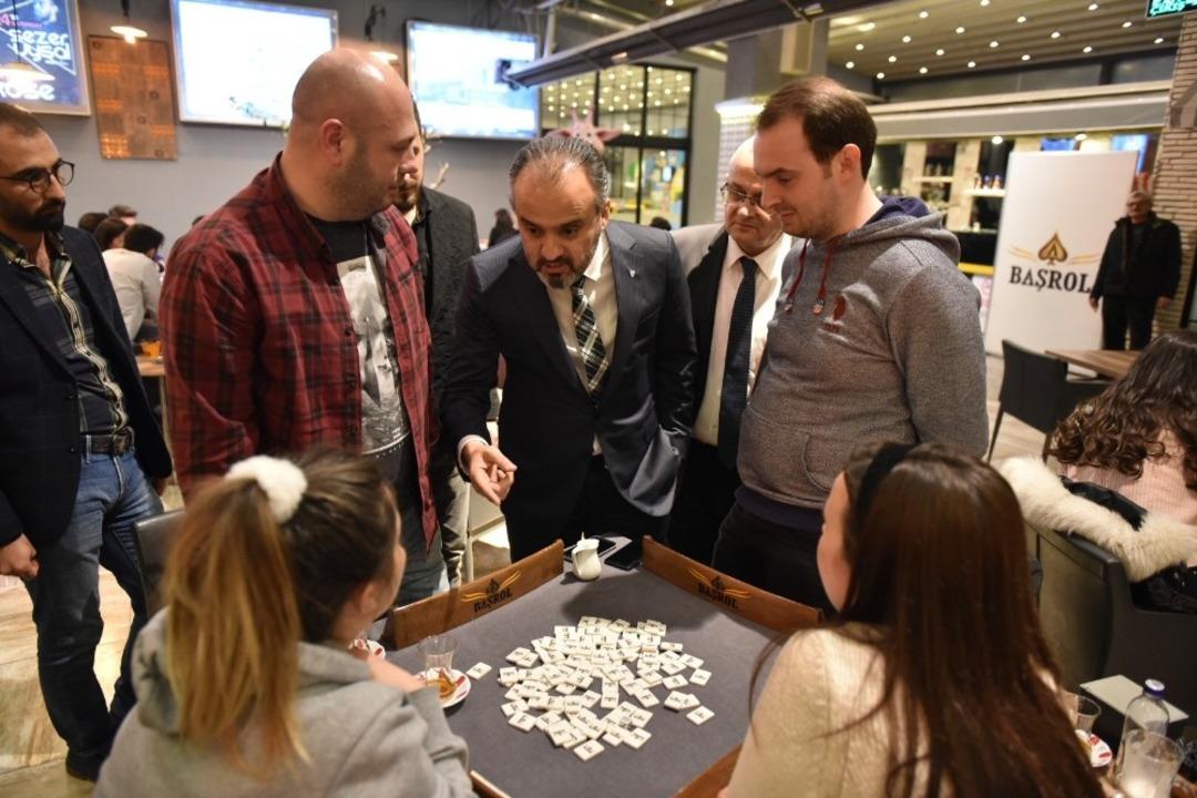 Nil&uuml;ferli gen&ccedil;ler Başkan Aktaş&rsquo;ı bağrına bastı