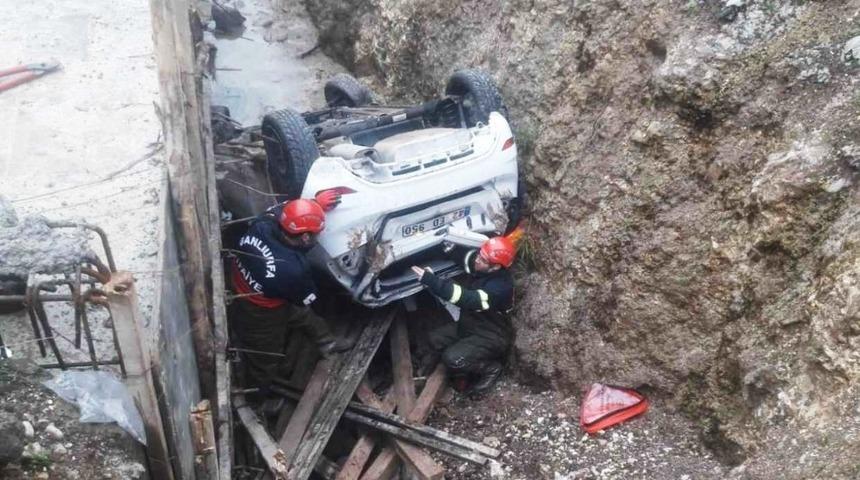 Otomobil kanal inşaatına devrildi: 1 yaralı