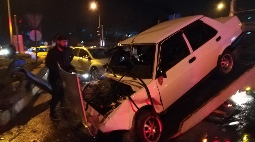 Alkoll&uuml; s&uuml;r&uuml;c&uuml;, otomobili 3 şeritli yola sığdıramadı 3 yaralı