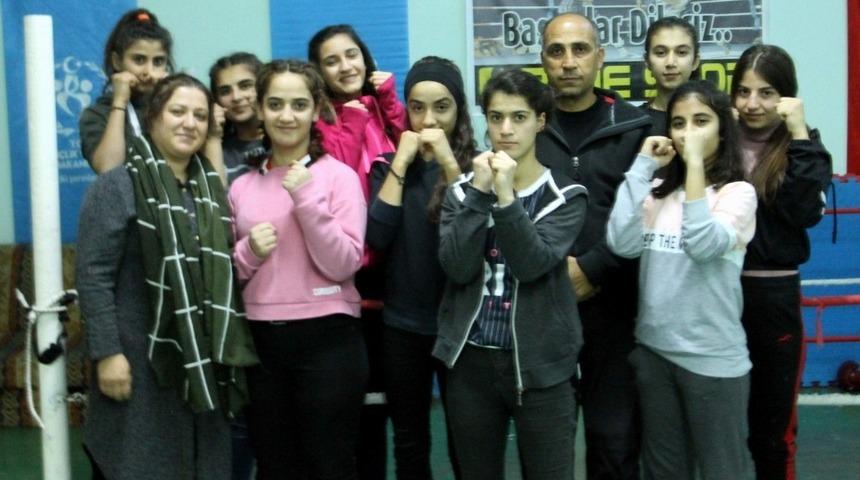 Siirtli kadın boks&ouml;rler şampiyonaya hazır