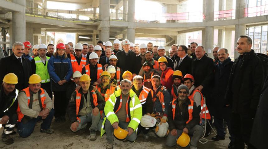 Cumhurbaşkanı Erdoğan Taksim Camisi inşaatını inceledi! İşçilere simit ve kestane ikram etti