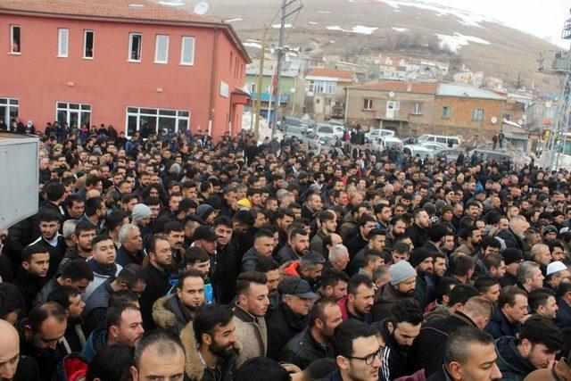 Kaza kurbanı futbolcuyu binler uğurladı