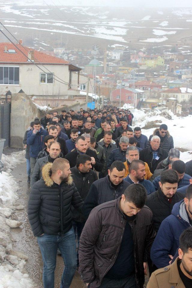 Kaza kurbanı futbolcuyu binler uğurladı