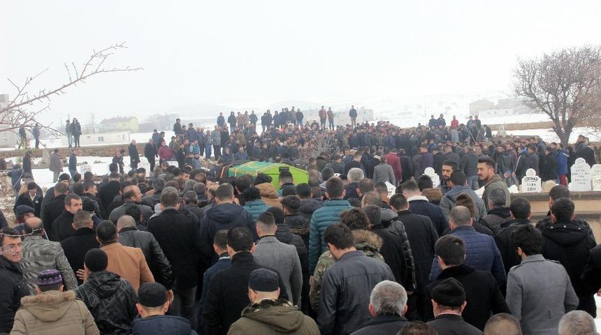 Kaza kurbanı futbolcuyu binler uğurladı