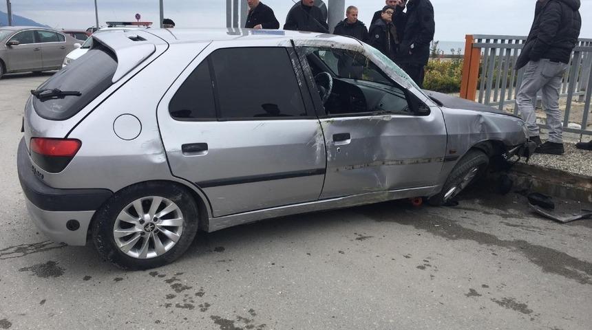 Cep telefonuyla konuşurken kaldırıma &ccedil;arptı