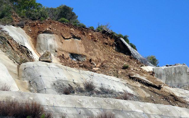 Anamur'da yamaçtan kopan kayalar yola düştü