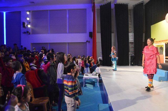 Kastamonu’daki çocuklar aileleriyle birlikte tiyatronun tadını çıkarıyor