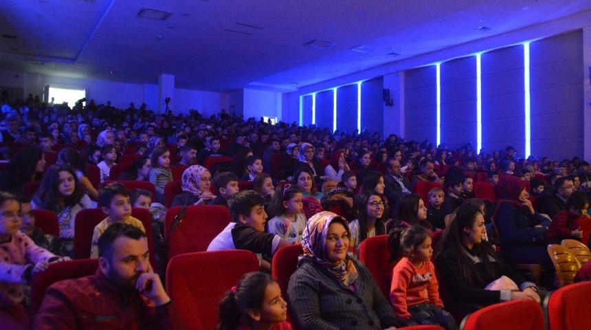 Kastamonu&rsquo;daki &ccedil;ocuklar aileleriyle birlikte tiyatronun tadını &ccedil;ıkarıyor