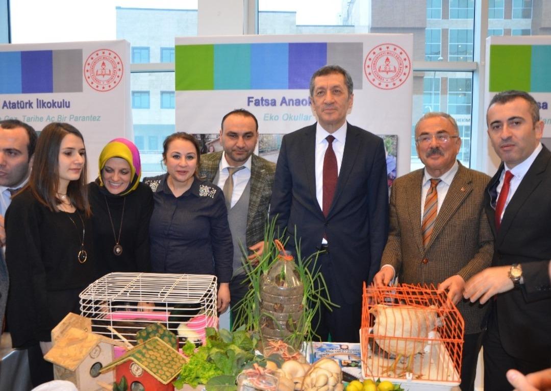 Bakan Ziya Sel&ccedil;uk &ouml;ğrencilerin konserine katıldı