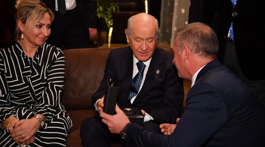 İl başkanından Bah&ccedil;eli'ye 150 yıllık, altın kaplama saat