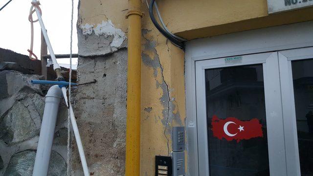 Rize'de taşıyıcı kolonlarında çatlaklar oluşan 8 katlı bina boşaltıldı