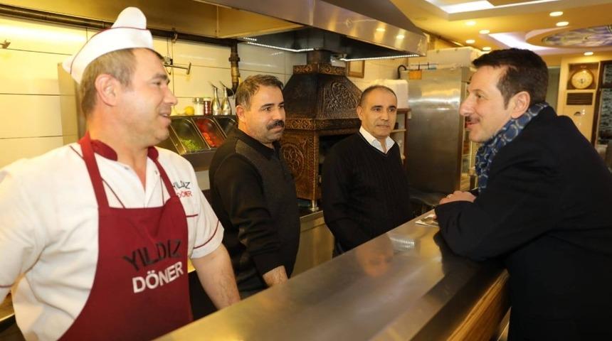 Başkan Tok, vatandaşla kucaklaşıyor