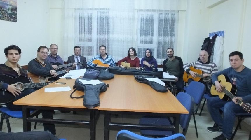 Burhaniyeli gen&ccedil;ler gitar &ccedil;almayı &ouml;ğreniyor