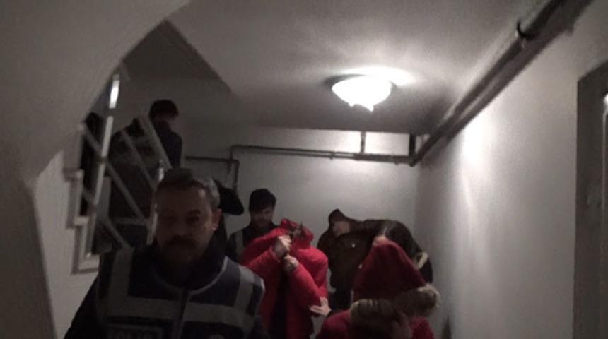 Apartmanda basıldılar! 3 erkek, 2 kadın