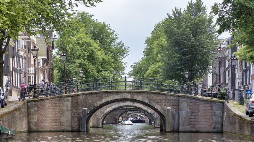 Amsterdam'daki k&ouml;pr&uuml; ve rıhtımlar &ccedil;&ouml;kme riskine karşı y&uuml;z milyonlarca euroya yenilenecek