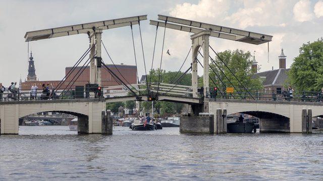 Amsterdam'da bir köprü