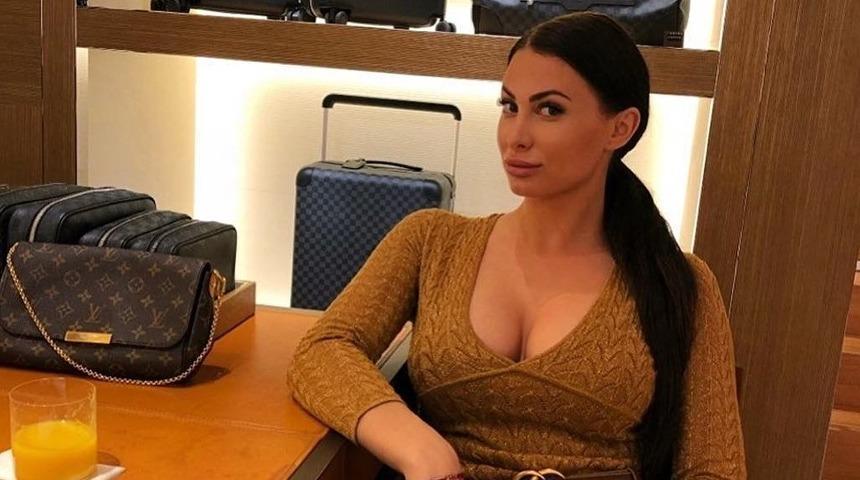 Yıldız futbolcunun eşinden skandal paylaşım!