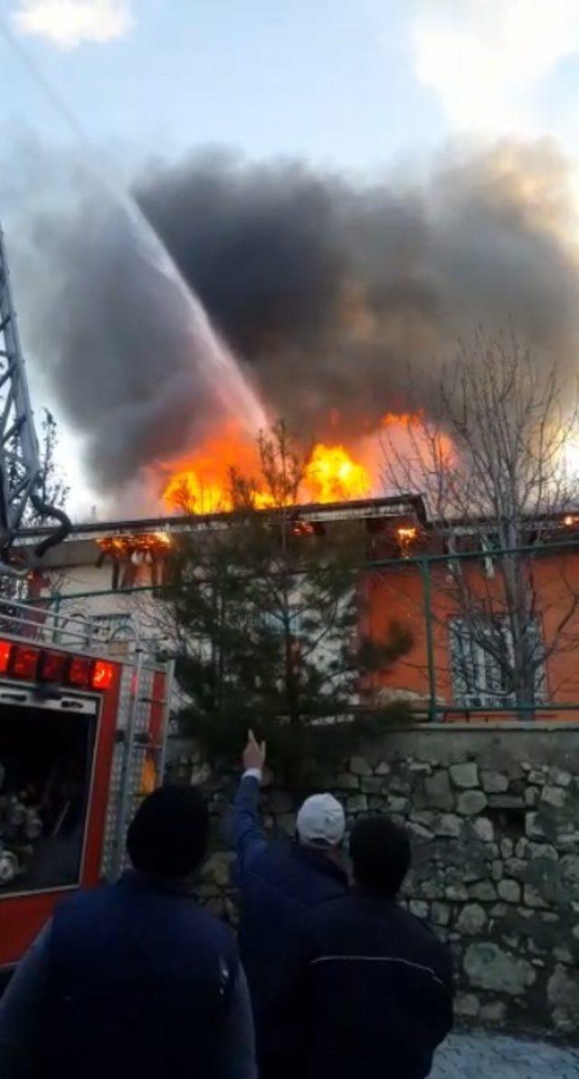 Isparta’da okulda çıkan yangın