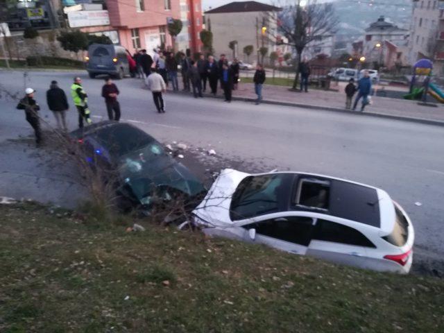 İki otomobil kafa kafaya çarpıştı: 4 yaralı