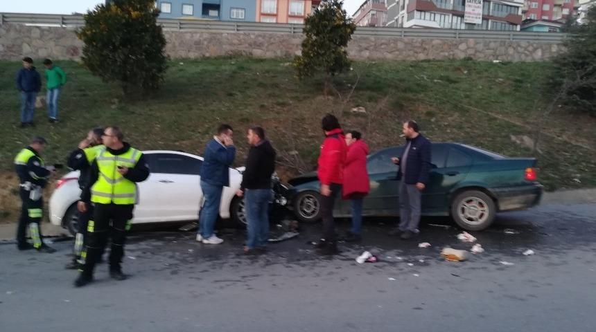 İki otomobil kafa kafaya &ccedil;arpıştı: 4 yaralı