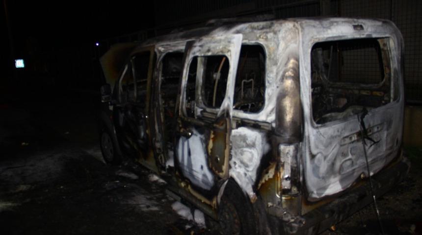 Seyir halindeki ara&ccedil; cayır cayır yandı