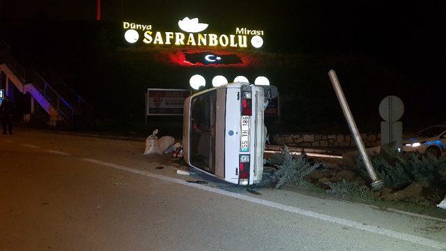 Kaldırıma çarpan otomobil takla attı: 2 yaralı