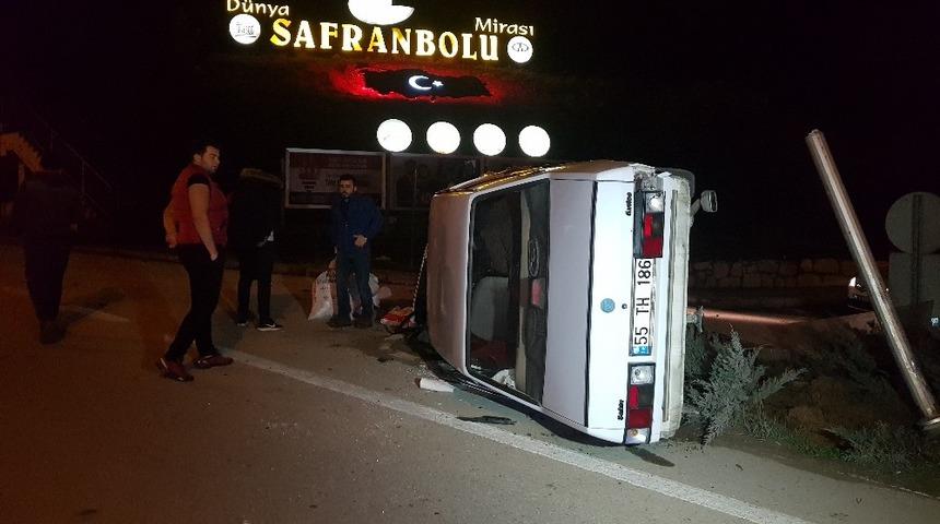 Kaldırıma &ccedil;arpan otomobil takla attı: 2 yaralı