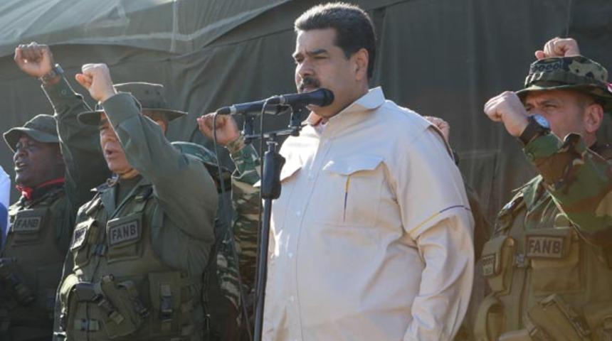 Orduyla birlikte kameraların karşısına &ccedil;ıktı! Maduro, ABD'ye b&ouml;yle meydan okudu!