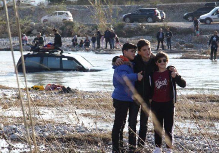 Ekipler kurtarmaya çalıştı, onlar telefona sarıldı! Antalya'da ilginç görüntüler G3