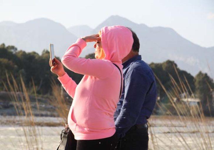 Ekipler kurtarmaya çalıştı, onlar telefona sarıldı! Antalya'da ilginç görüntüler G2