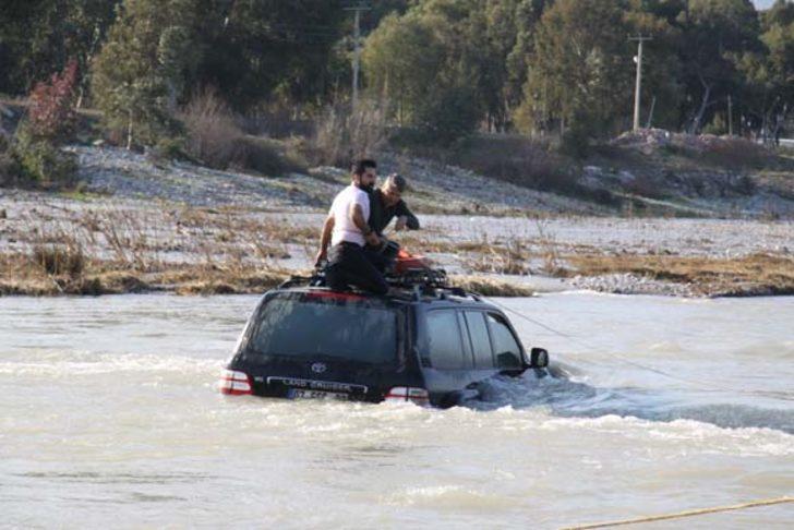 Ekipler kurtarmaya çalıştı, onlar telefona sarıldı! Antalya'da ilginç görüntüler G4