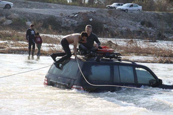 Ekipler kurtarmaya çalıştı, onlar telefona sarıldı! Antalya'da ilginç görüntüler G5