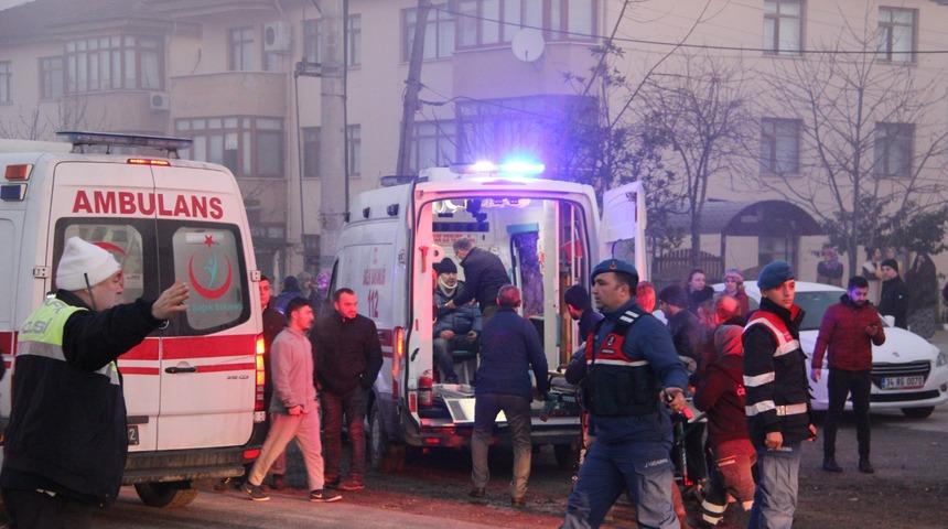 İşçileri taşıyan minibüs, otomobille çarpıştı! Yaralılar var