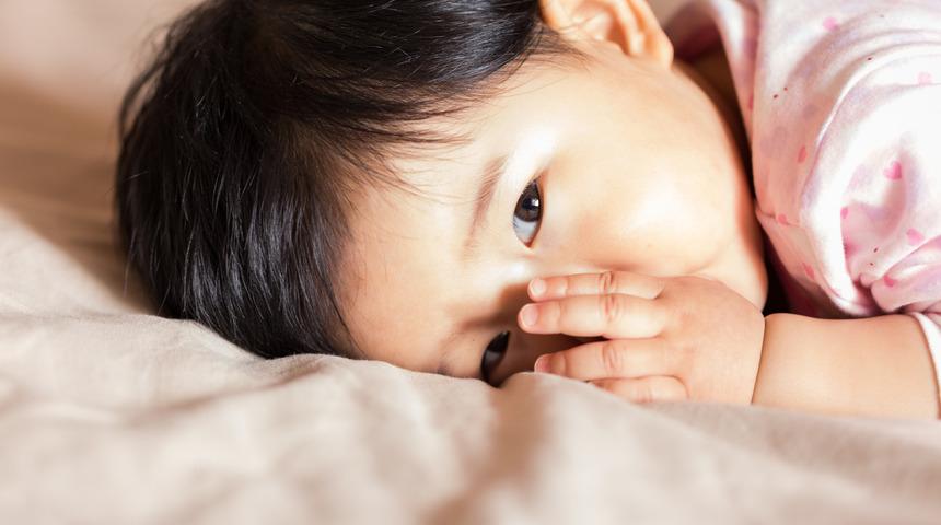 Çocuklarda parmak emme neden olur? Çocuklarda parmak emmek nasıl engellenir?