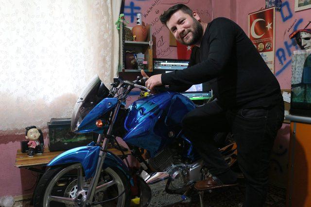 Modifiye motosikletini evinin salonuna park ediyor