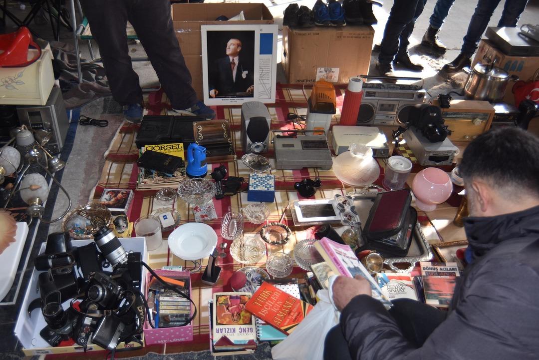  Antika Pazarı&rsquo;nda vintage kıyafet akımı