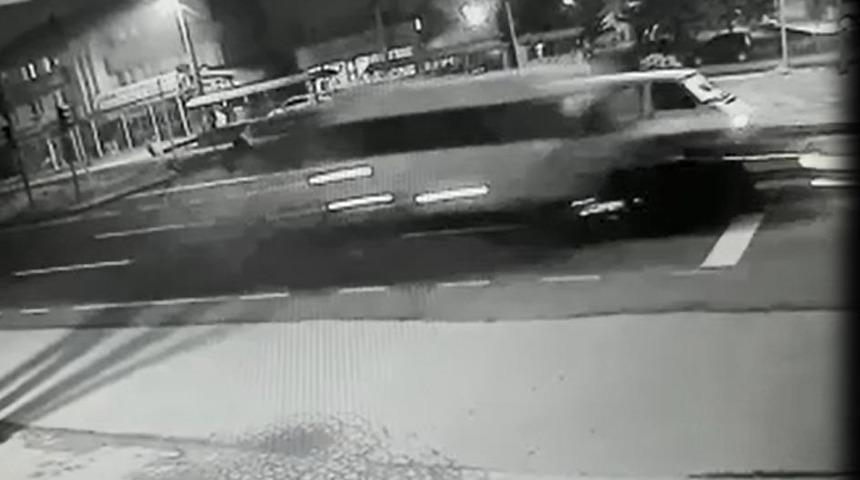 Otomobile &ccedil;arpan servis minib&uuml;s&uuml;, lokantaya girdi: 1 &ouml;l&uuml;, 11 yaralı (2)