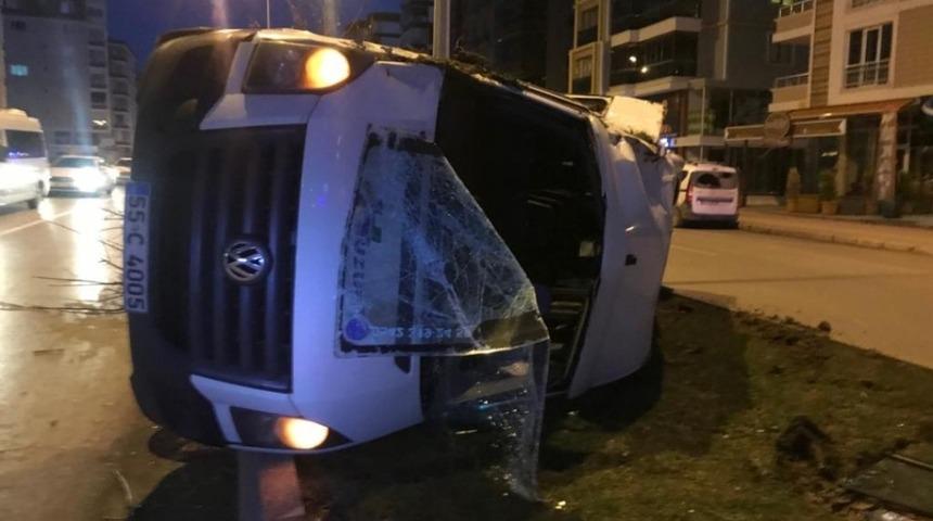 Samsun&rsquo;da servis minib&uuml;s&uuml; kaza yaptı: 2 yaralı