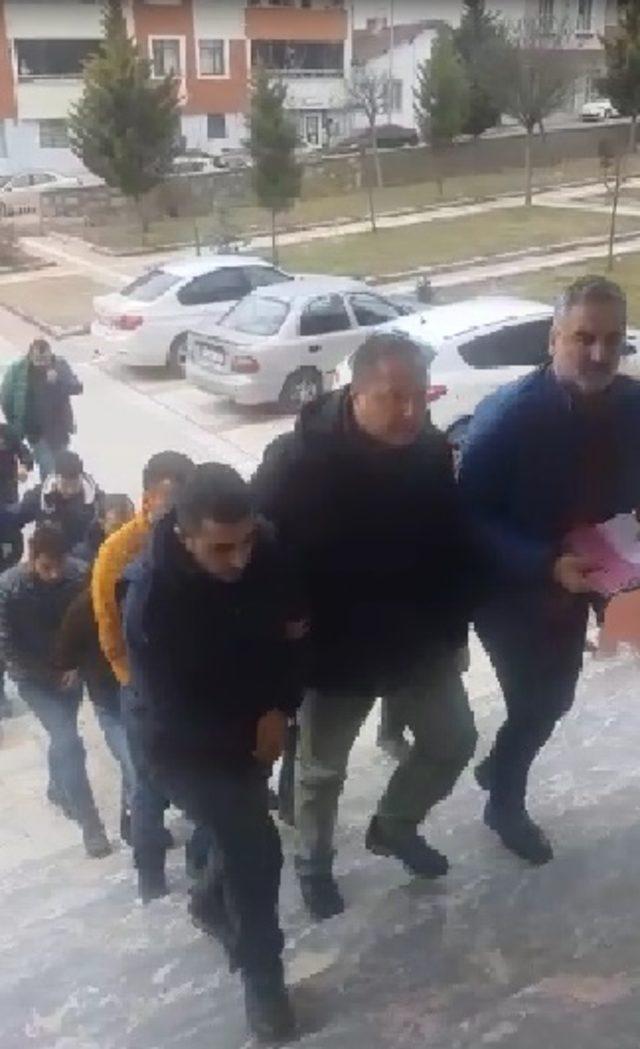 Evin havalandırma boşluğundaki uyuşturucuya 5 tutuklama