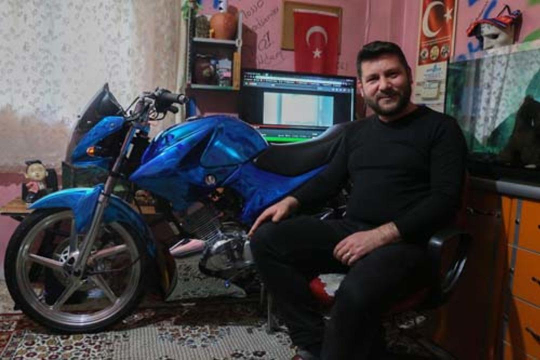 Motosikletini evinin salonuna park ediyor: T&uuml;rkiye'de sadece bende var 