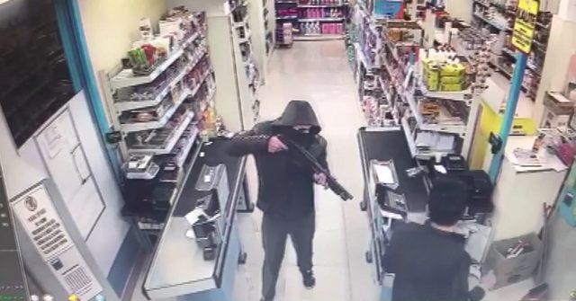 Kar maskeli, pompalı tüfekli market soygunu kamerada