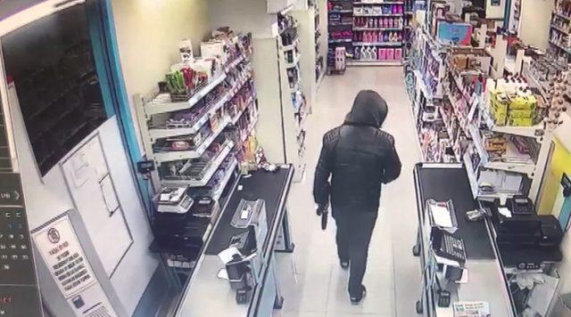 Kar maskeli, pompalı tüfekli market soygunu kamerada
