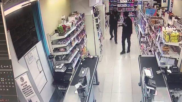 Kar maskeli, pompalı tüfekli market soygunu kamerada