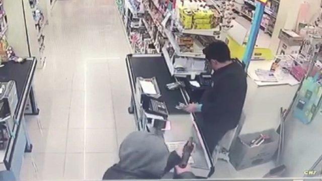 Kar maskeli, pompalı tüfekli market soygunu kamerada