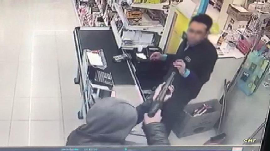 Kar maskeli, pompalı t&uuml;fekli market soygunu kamerada