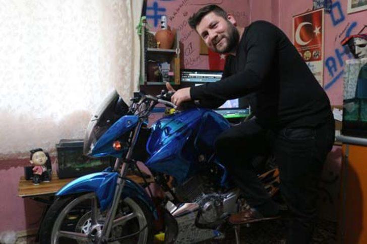 Motosikletini evinin salonuna park ediyor: Türkiye'de sadece bende var  G2