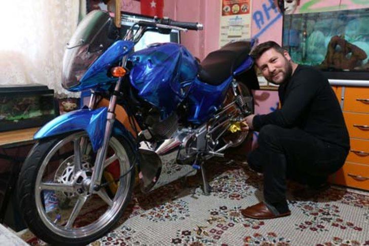 Motosikletini evinin salonuna park ediyor: Türkiye'de sadece bende var  G1