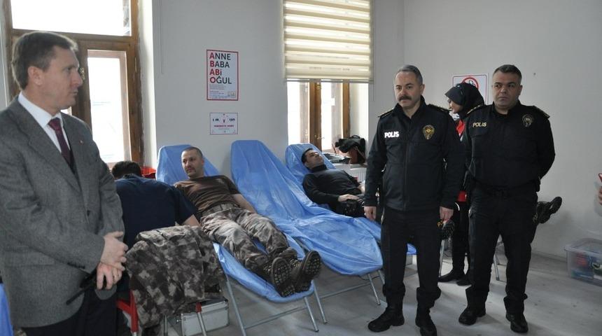 Kars&rsquo;ta polis, T&uuml;rk Kızılay&rsquo;ına kan bağışında bulundu