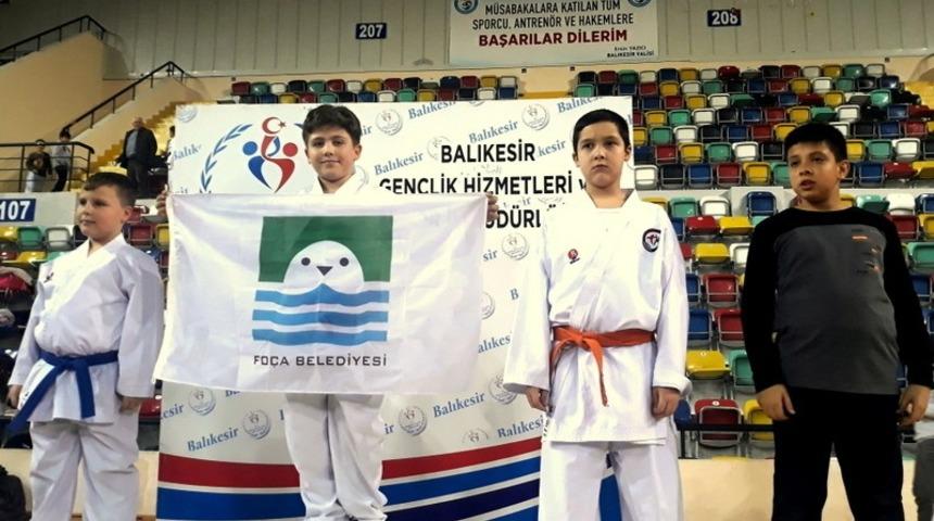 Fo&ccedil;a&rsquo;lı minik Kaan, madalyaya doymuyor