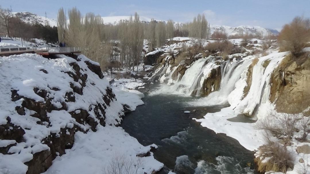 Muradiye şelalesinin buzları &ccedil;&ouml;z&uuml;lmeye başladı